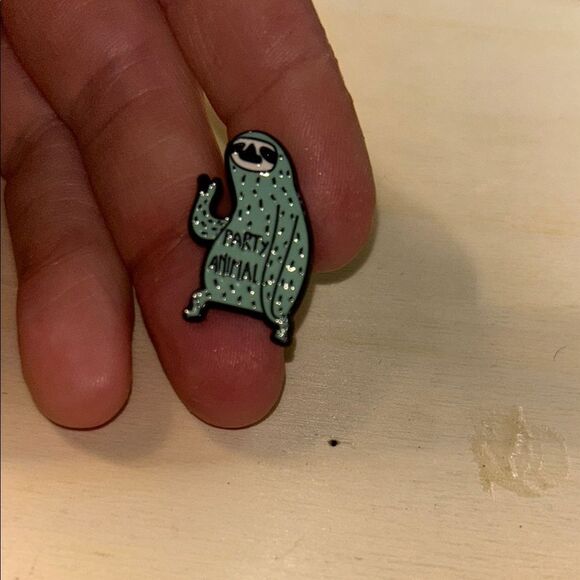 Green Sloth Enamel Pin - Picture 2 of 3